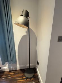 Floor lamp (20) with optional smart lightbulb/ remote (10)