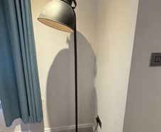 Floor lamp (20) with optional smart lightbulb/ remote (10)