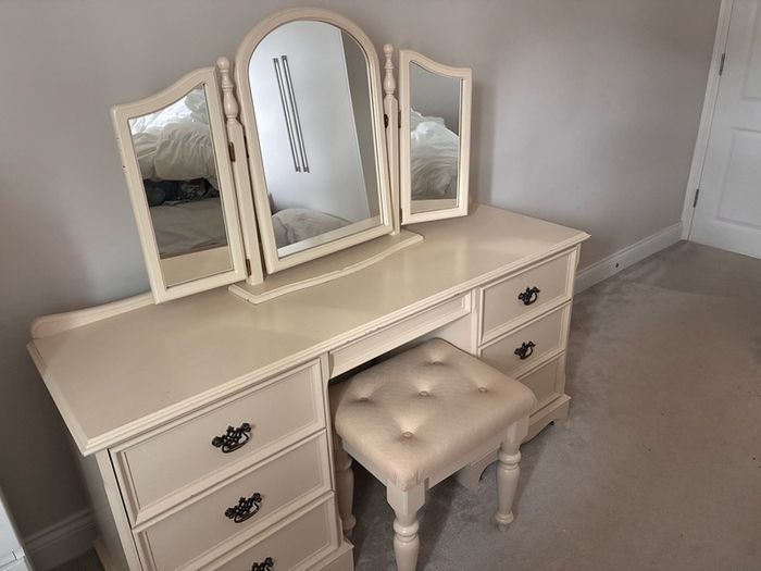 Solid wood dressing table