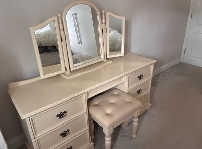 Solid wood dressing table