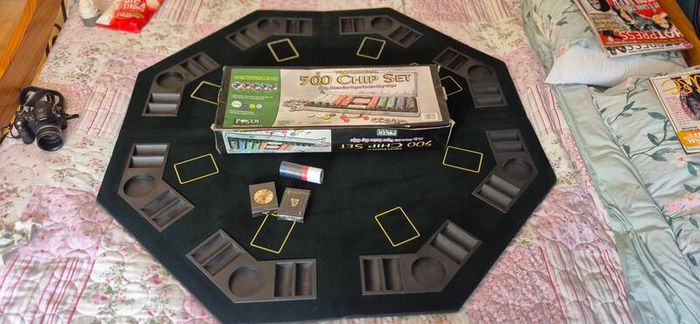 poker table (foldable) with chip set