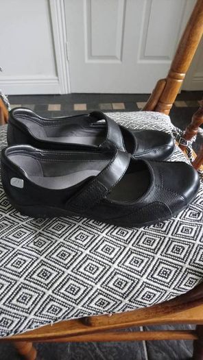 Ladies Size 4.5 Clarkes Black Shoes