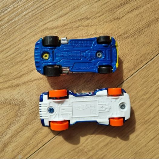 Hot Wheels Circuit Looping Whip Around Raceway Track 2 Diecast Cars