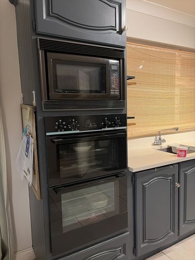 Kitchen with Quartz worktop and Appliances