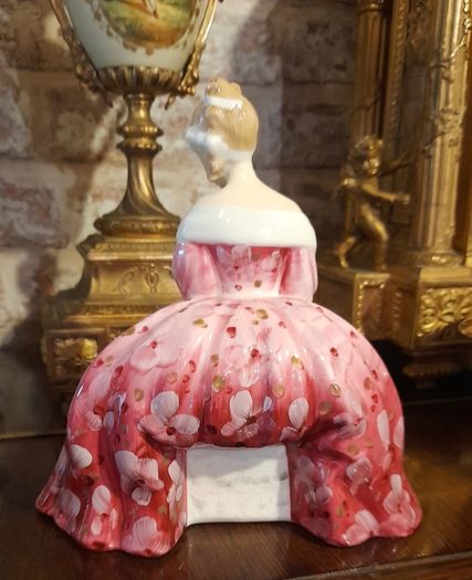 Royal Doulton figurine "Victoria"