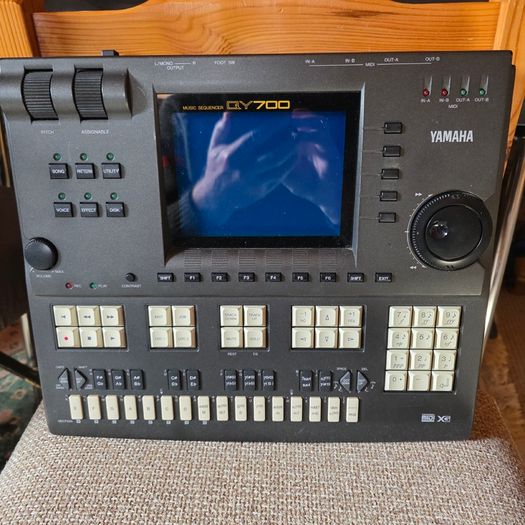 Yamaha QY700