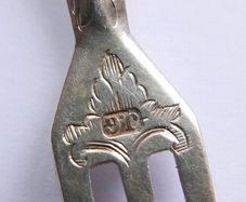 Victorian Fruit Fork Silver Jacobs Shell Ornament Monogram JG Circa 1880 Fork 13,9g