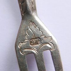 Victorian Fruit Fork Silver Jacobs Shell Ornament Monogram JG Circa 1880 Fork 13,9g