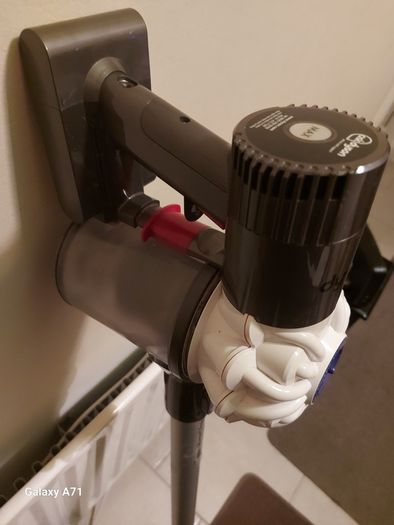 Dyson V6 Vacuum Cleaner, White, Battery not holding Charge, needs new Battery, for parts or repair