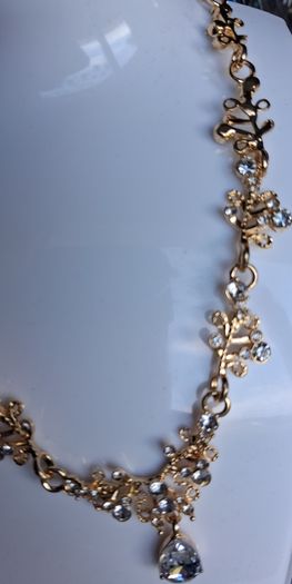 Elegant Gold Delicate Floral & Leaf Filigree Necklace