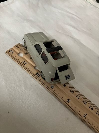 Norev, Renault 4L. Excellent condition. Open roof, no rear side windows.