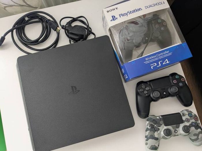 Ps4 console and controllers