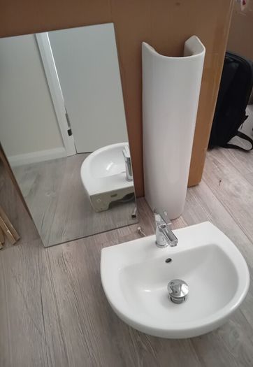 Full pedestal, basin & mirror