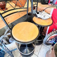 6 stools 3 of each