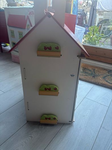 Le Toy Van wooden dolls house