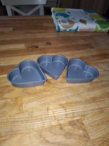 Heart-shaped baking tins