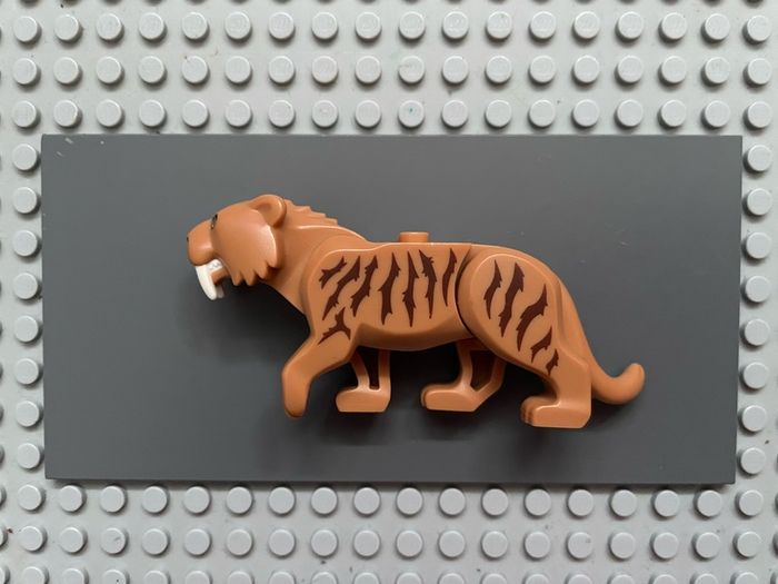 lego animal Cat, Large (Saber-Toothed Tiger) with Light Yellow Eyes, Long Teeth and Reddish Brown Stripes Pattern