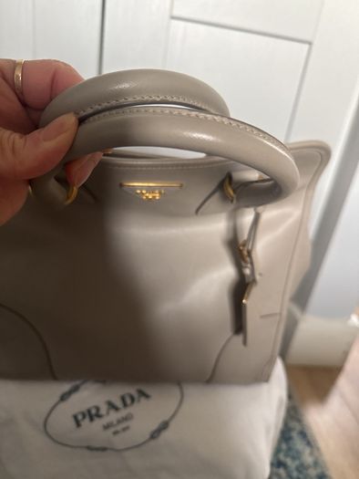 Amazing lather Prada bag, still in a very good condition.see photos