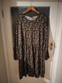 New look Curves mixed floral Dress, round neck long sleeves, green mix floralprint Smock dress  like new