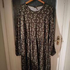 New look Curves mixed floral Dress, round neck long sleeves, green mix floralprint Smock dress  like new