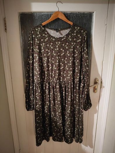 New look Curves mixed floral Dress, round neck long sleeves, green mix floralprint Smock dress  like new