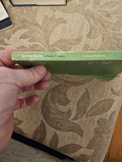 Scothscealta. By Padraic O Conaire.  Edited by THOMAS DE BHALDRAITHE. Paperback In Good Condition. See Photos For Same.