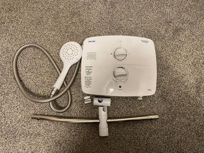 almost new Triton T90sr electric shower