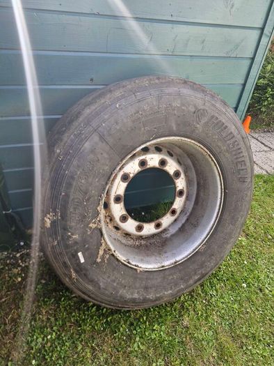10 stud super single tyre