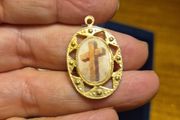 Religious 3D medal that changes pictue from cross to a saint