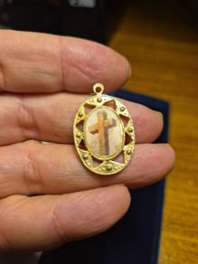 Religious 3D medal that changes pictue from cross to a saint