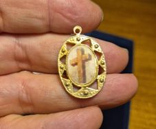 Religious 3D medal that changes pictue from cross to a saint