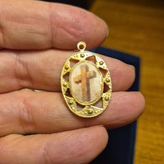 Religious 3D medal that changes pictue from cross to a saint