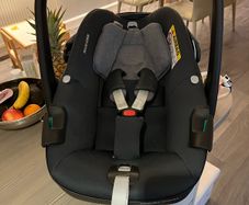 Maxi-Cosi Pebble 360 car seat and Maxi-Cosi familyfix 360 base