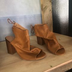 tan sandles