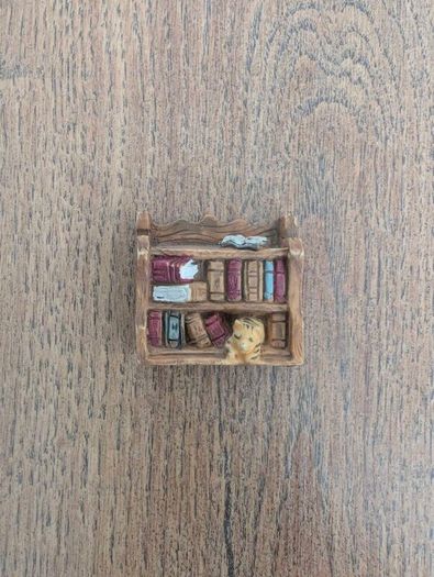 5 miniatures for collectors or dollhouses