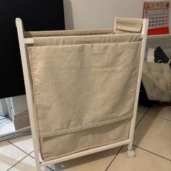 Laundry bag with castors