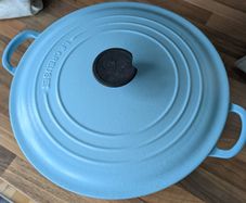 Cast iron pot