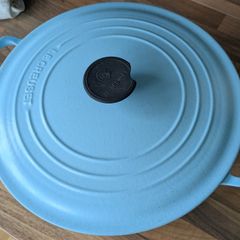 Cast iron pot