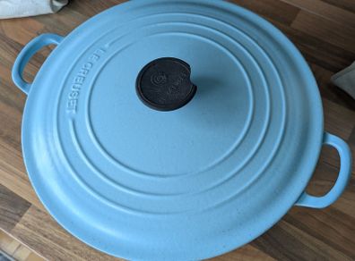 Cast iron pot
