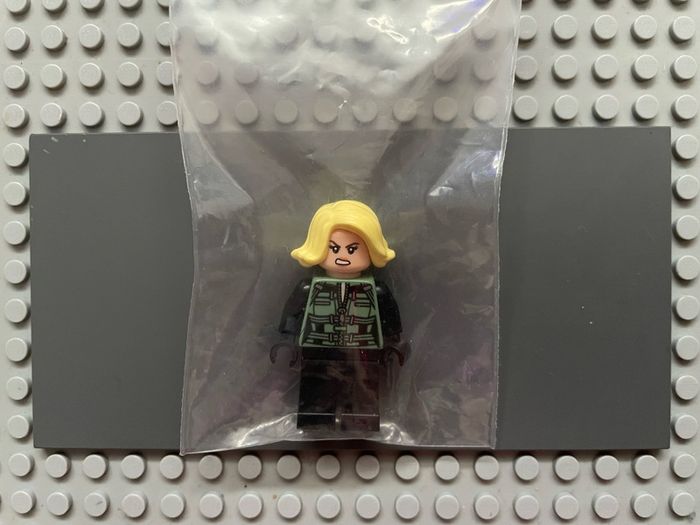 lego Super heroes sh0494 Black Widow minifigure - Black Jumpsuit, Bright Light Yellow Short Hair, Printed Legs
