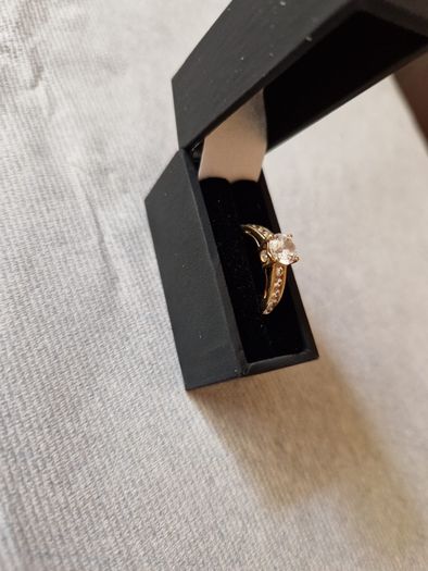 9ct Gold Ring with Beautiful Setting