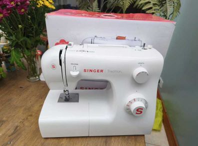 Sewing Machine - Singer Tradition