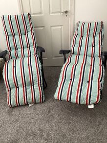 2 sun chairs