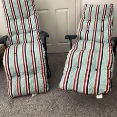 2 sun chairs