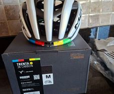 Met Trenta carbon rianbow edition medium