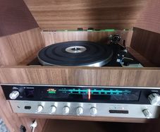 Mega Rare Time Capsule from 1971 Onkyo X1 quadraphonic console system hifi Gold from Japan in Stunning condition this is a statement piece and highly sought-after with the original speakers and hifi cabinet