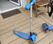 kids scooters x2