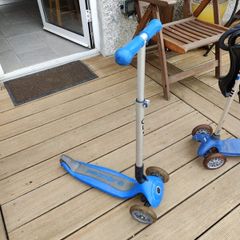 kids scooters x2