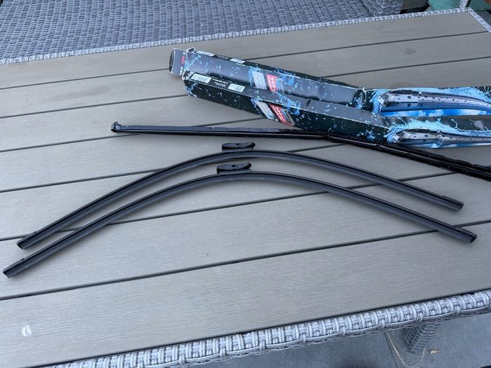 Bosch aero ap30u 750mm x2 as new wipe blades/removed without use due to car change.