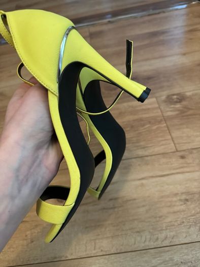 High heels size 7